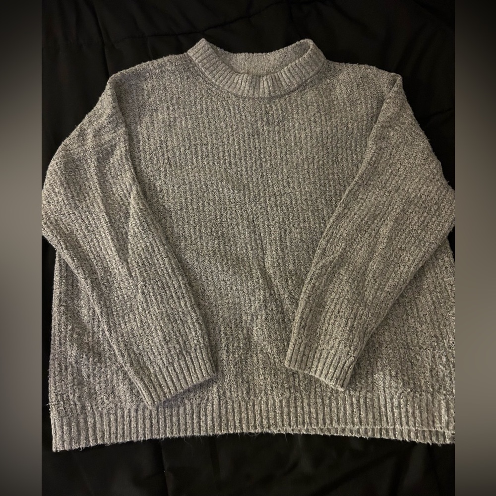 I am selling this grey Hollister sweater!